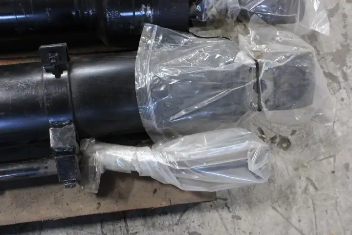 Complete Cylinder Arrangement With Tube And Rod Assemblies image 3
