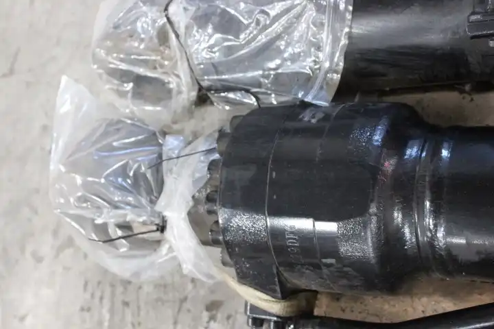 Boom Cylinder image 3