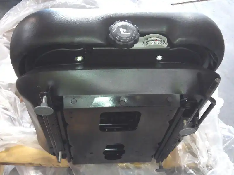 New Seat W/ Arms image 3