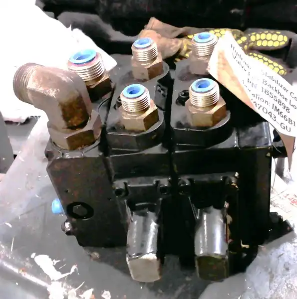 Hydraulic Stabilizer Control Valve For Backhoe Loader image 2