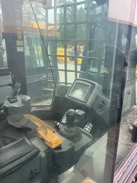 980K Cab image 13