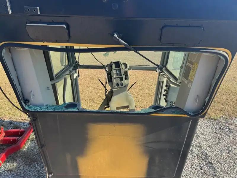 12H Cab image 2