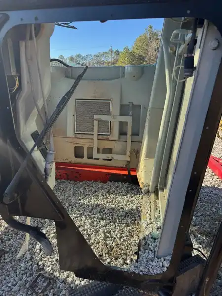 12H Cab image 3