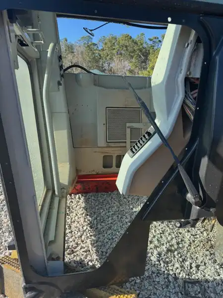 12H Cab image 4