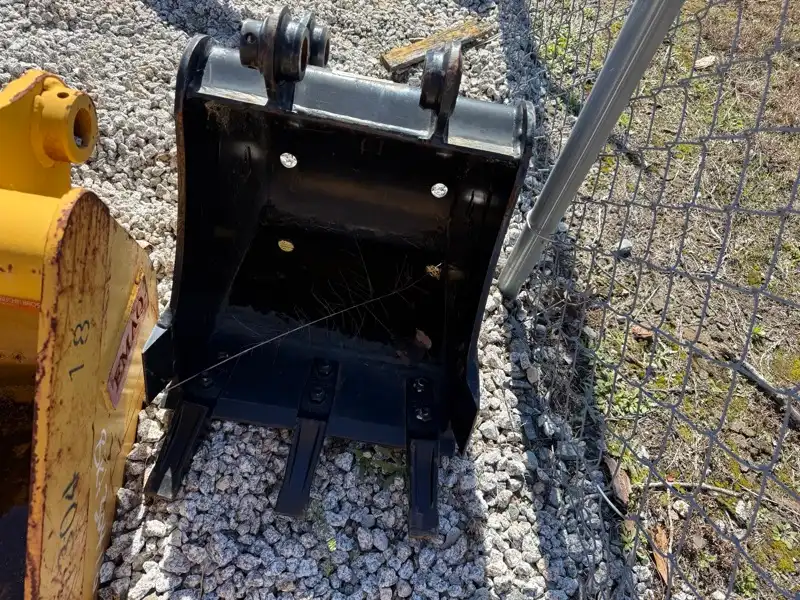 Bucket 18" image 3