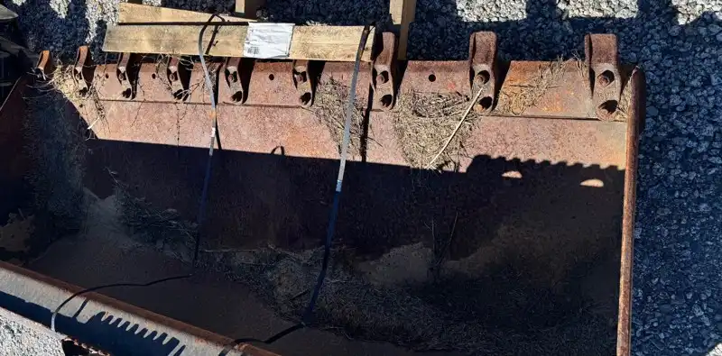 80" Bucket With Teeth image 2