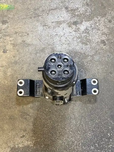 Swivel image 3