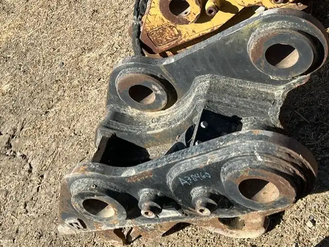 Excavator Quick Couper: Fits CAT CB Link, Picks Up CAT 225 Buckets image 2