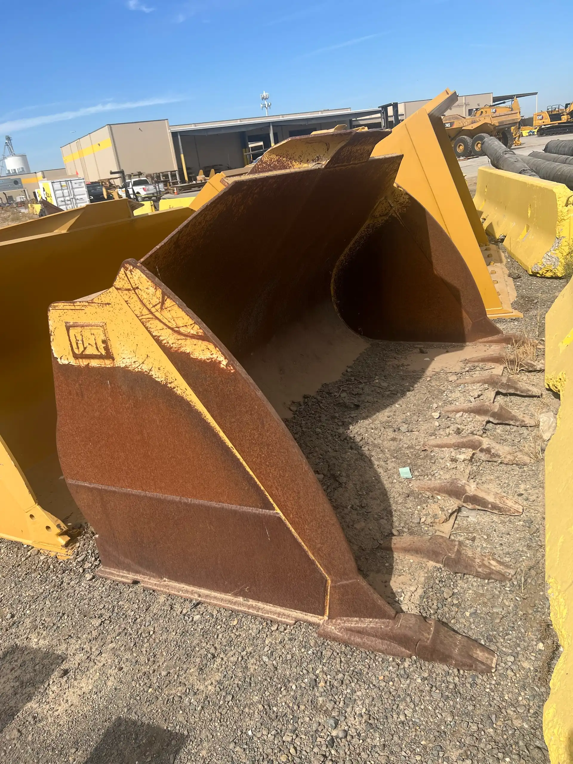 CAT Material Handling Bucket with Teeth image 2