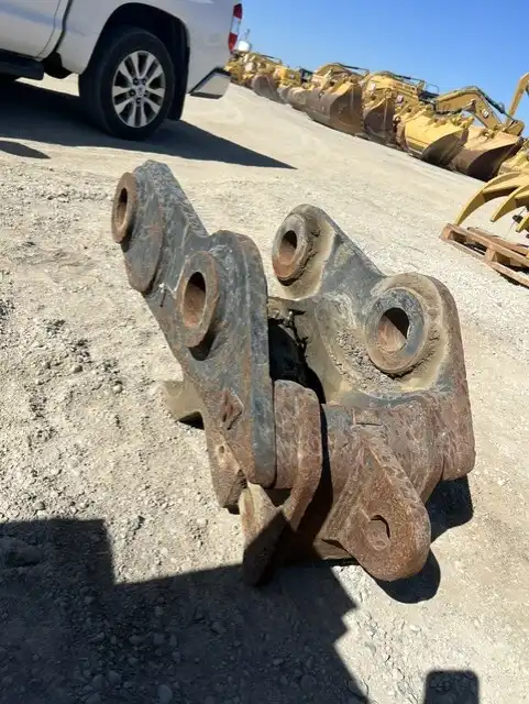Excavator Quick Couper: Fits CAT CB Link, Picks Up CAT 225 Buckets. image 2