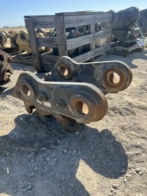 Excavator Quick Couper: Fits CAT CB Link, Picks Up CAT 225 Buckets. image 4