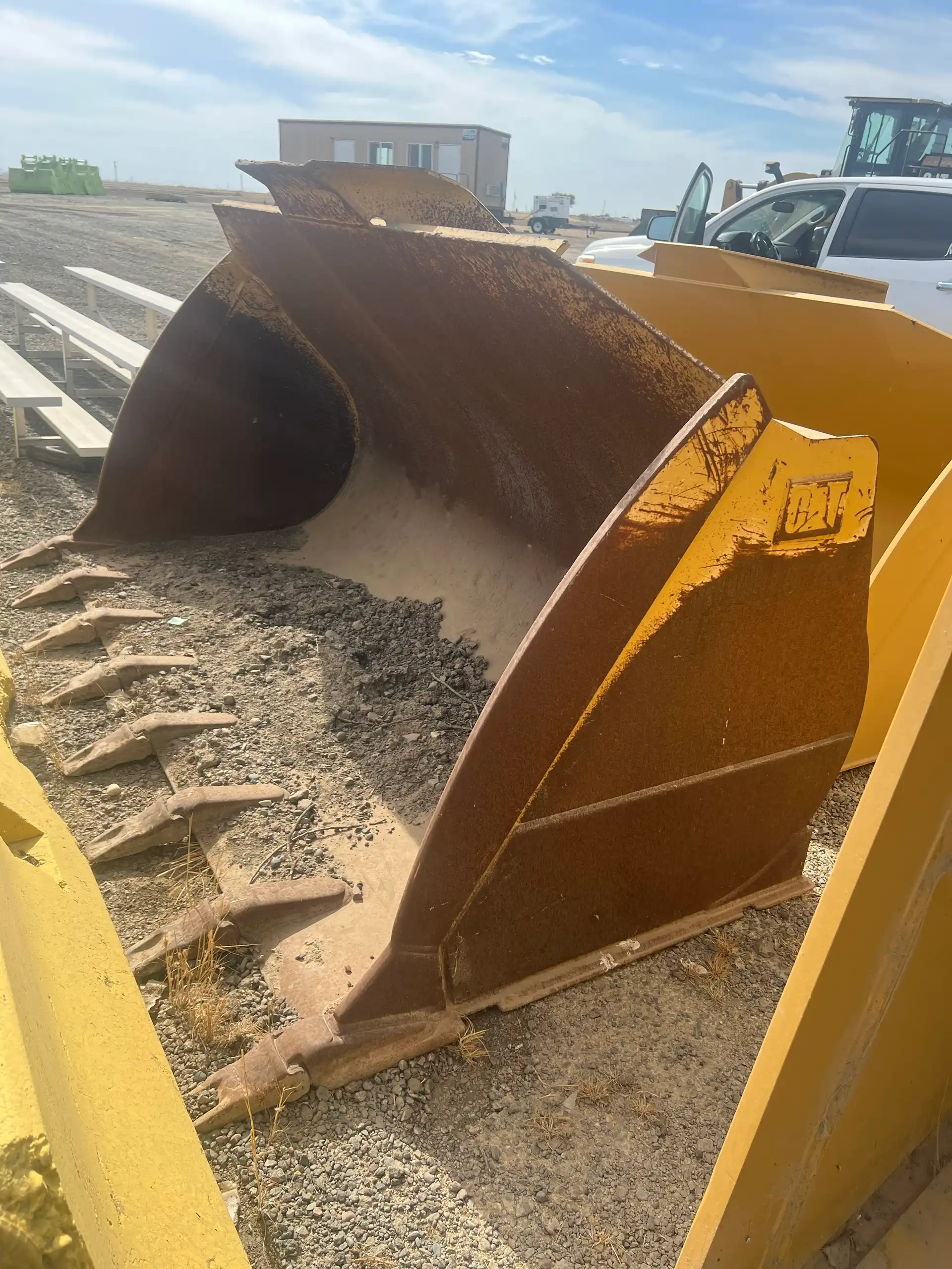 CAT Material Handling Bucket with Teeth image 4