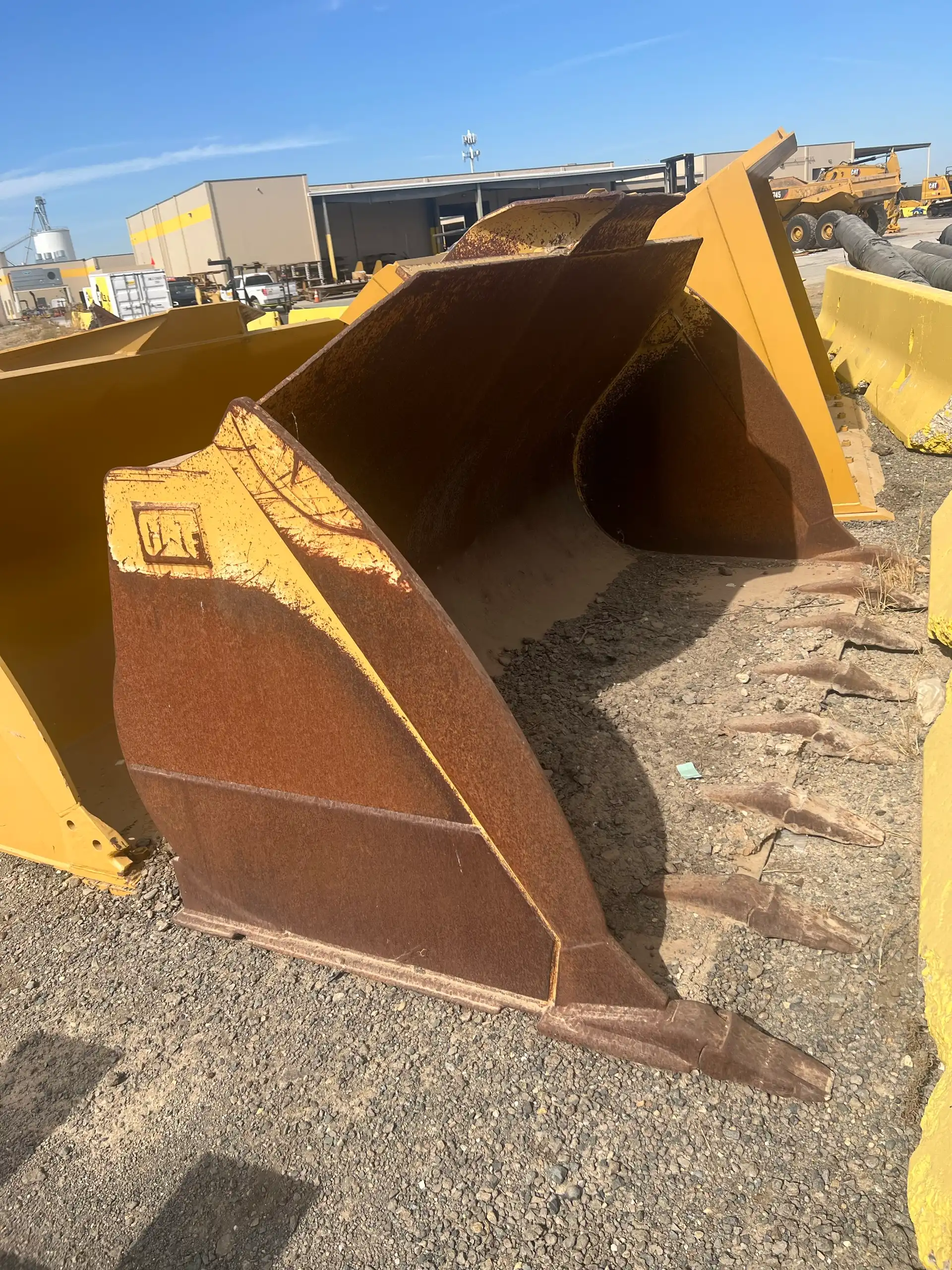 CAT Material Handling Bucket with Teeth image 3