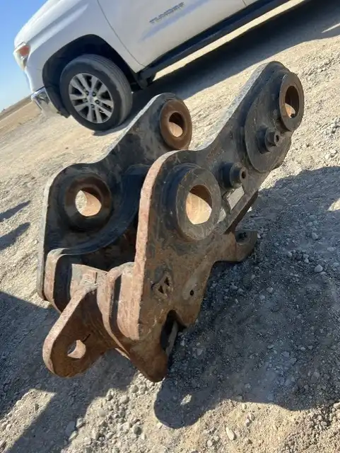 Excavator Quick Couper: Fits CAT CB Link, Picks Up CAT 225 Buckets. image 3