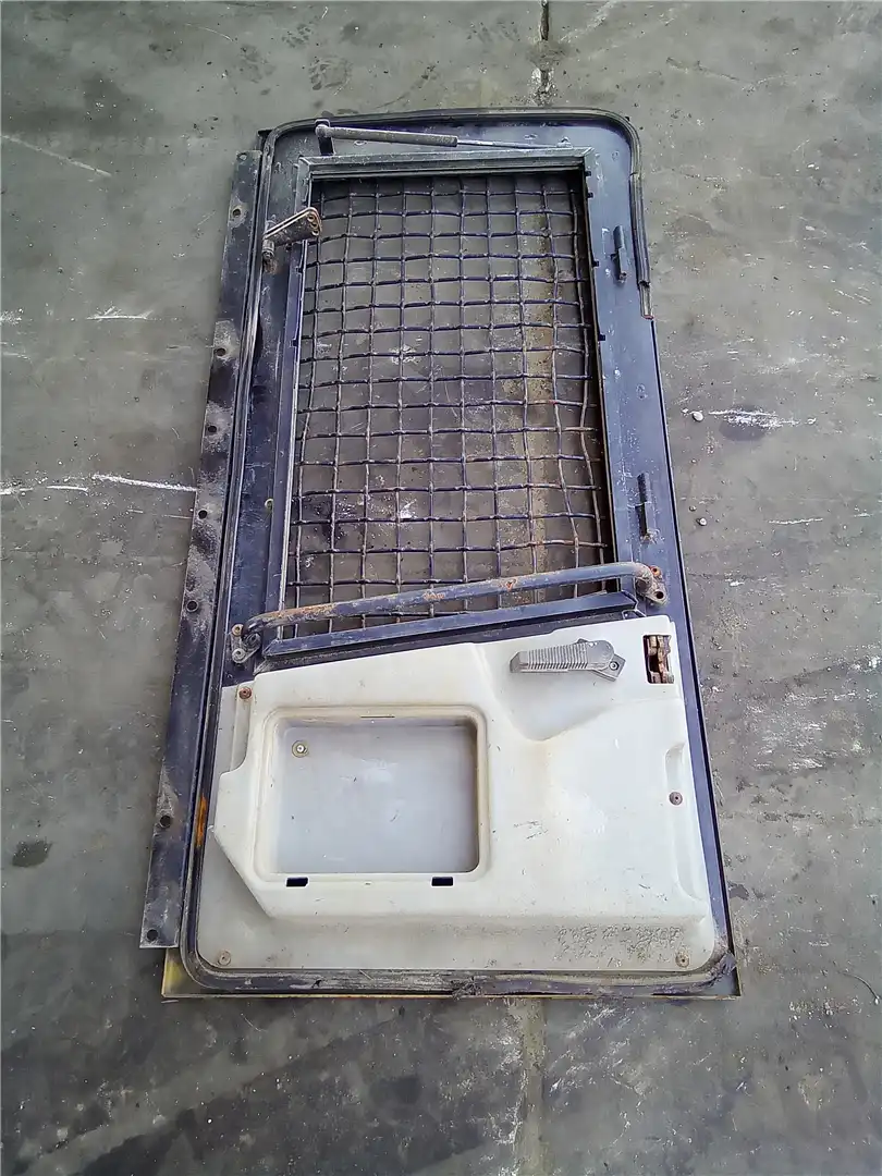 USED RH CAB DOOR image 2