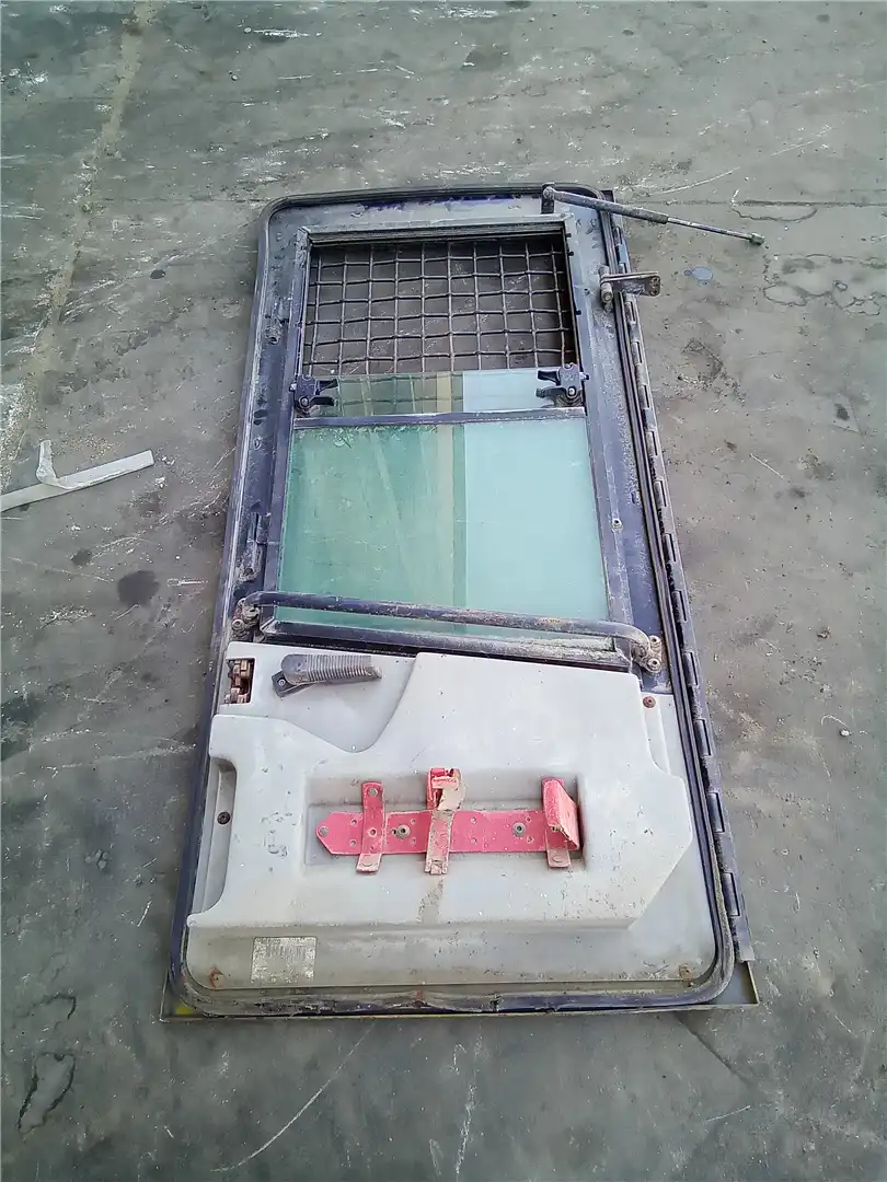 USED LH CAB DOOR G image 3