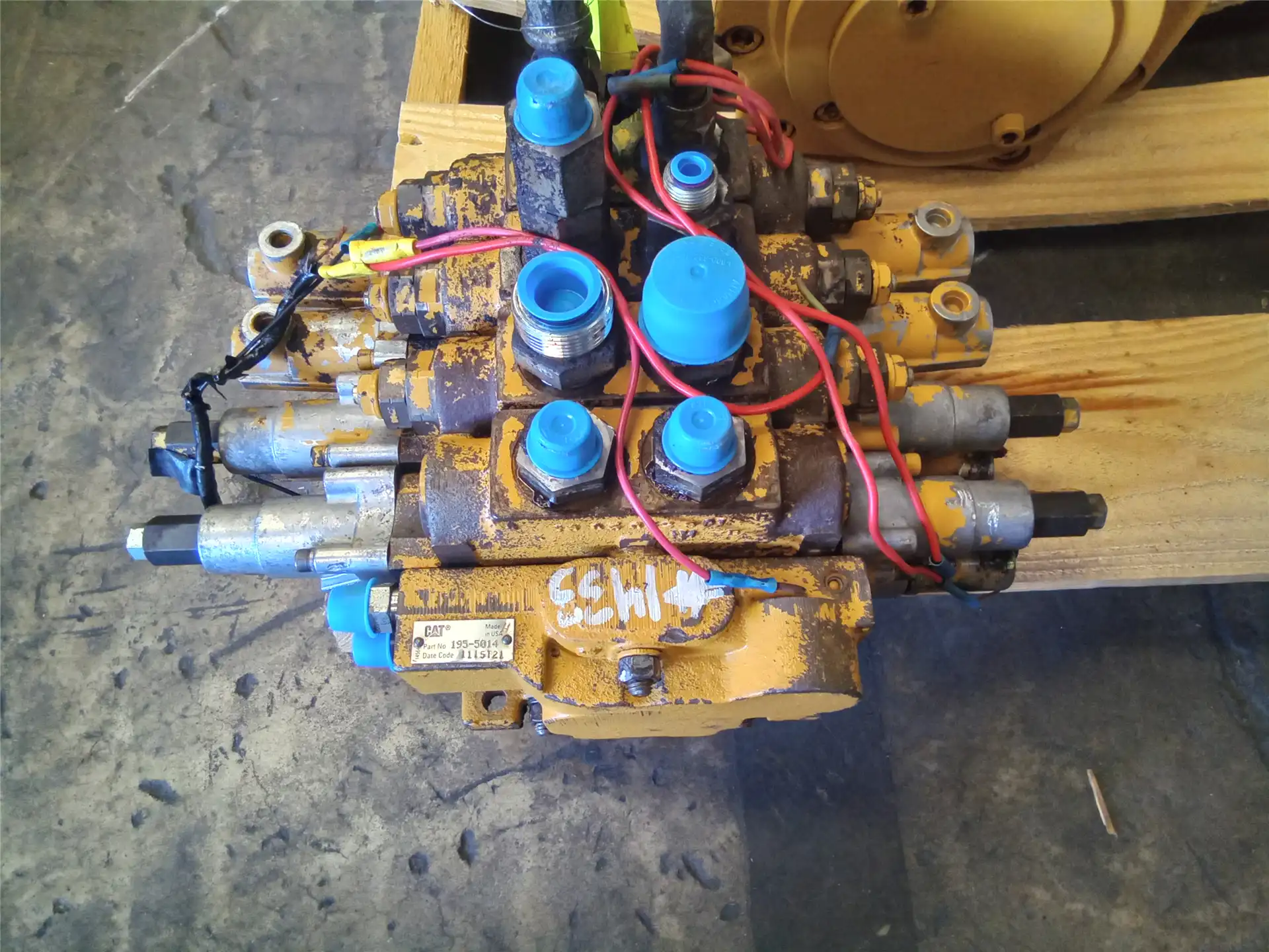 USED GRAPPLE VALVE image 4