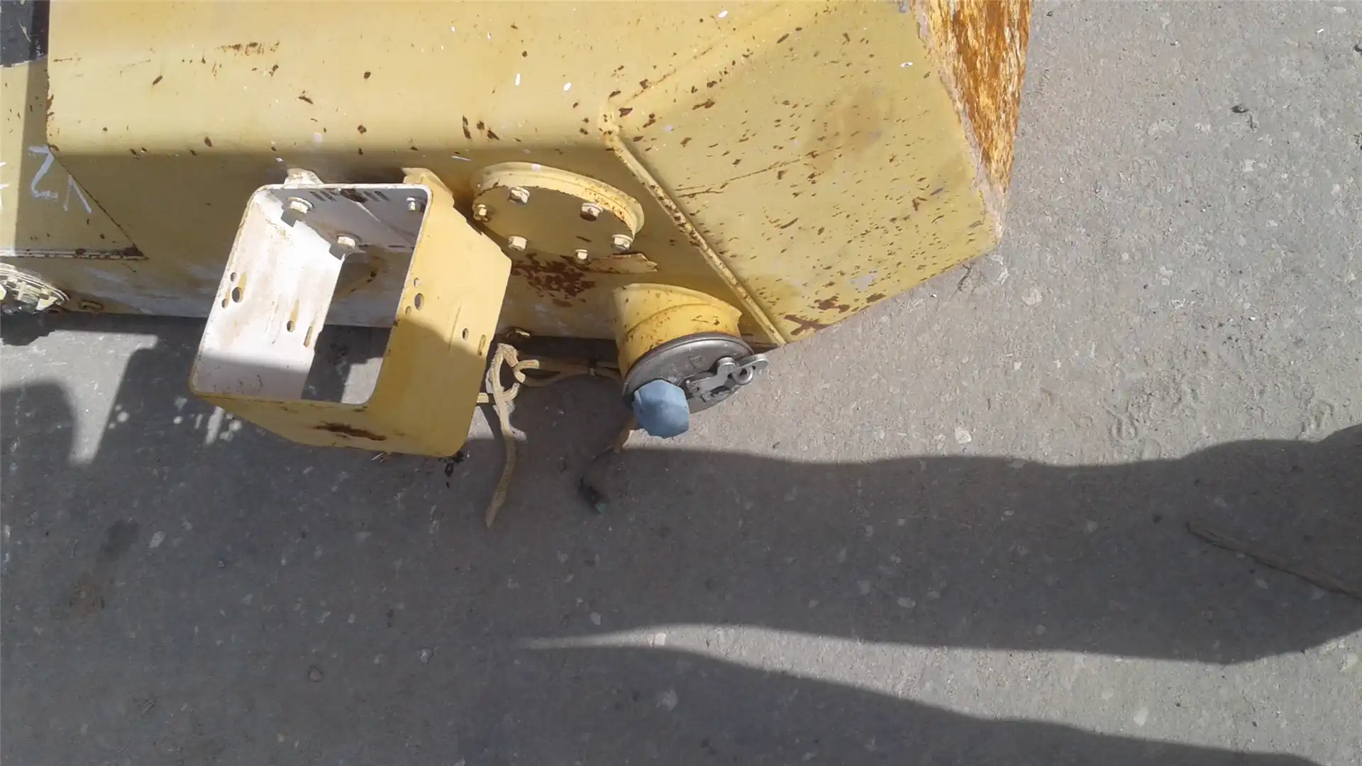 USED D8R FUEL TANK image 2