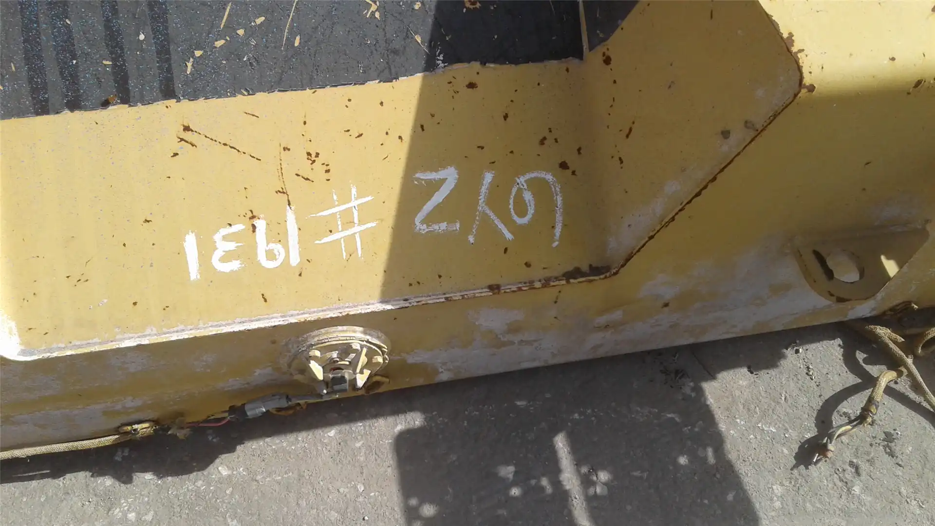 USED D8R FUEL TANK image 3