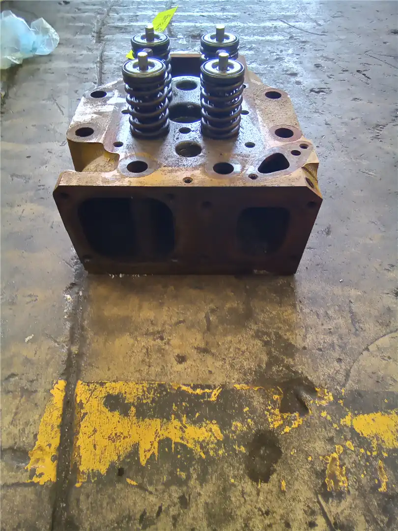 USED CYLINDER HEAD image 2