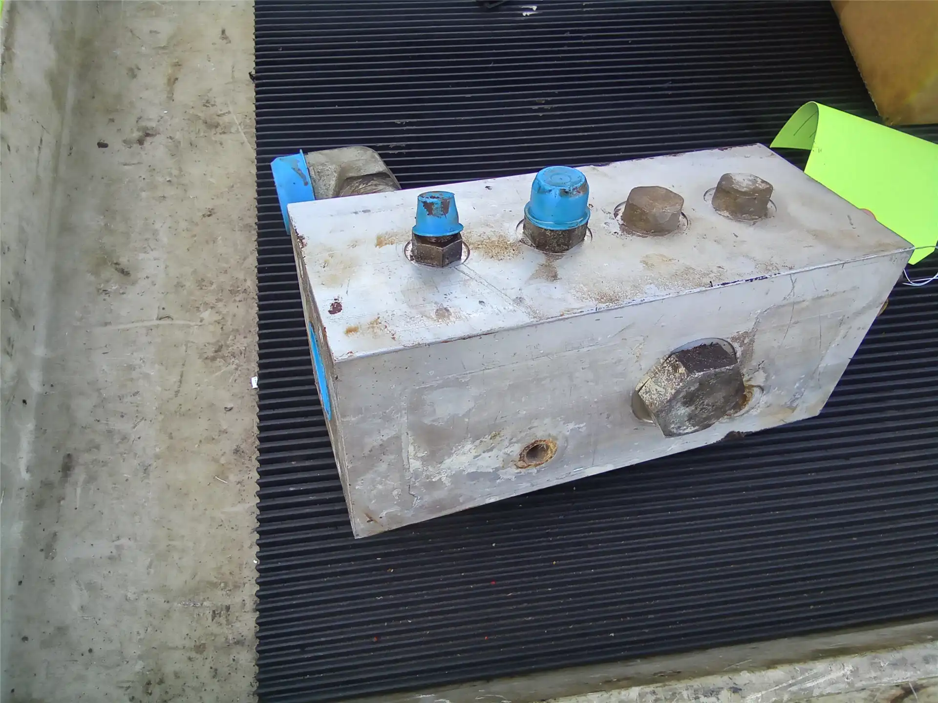 USED MANIFOLD image 2