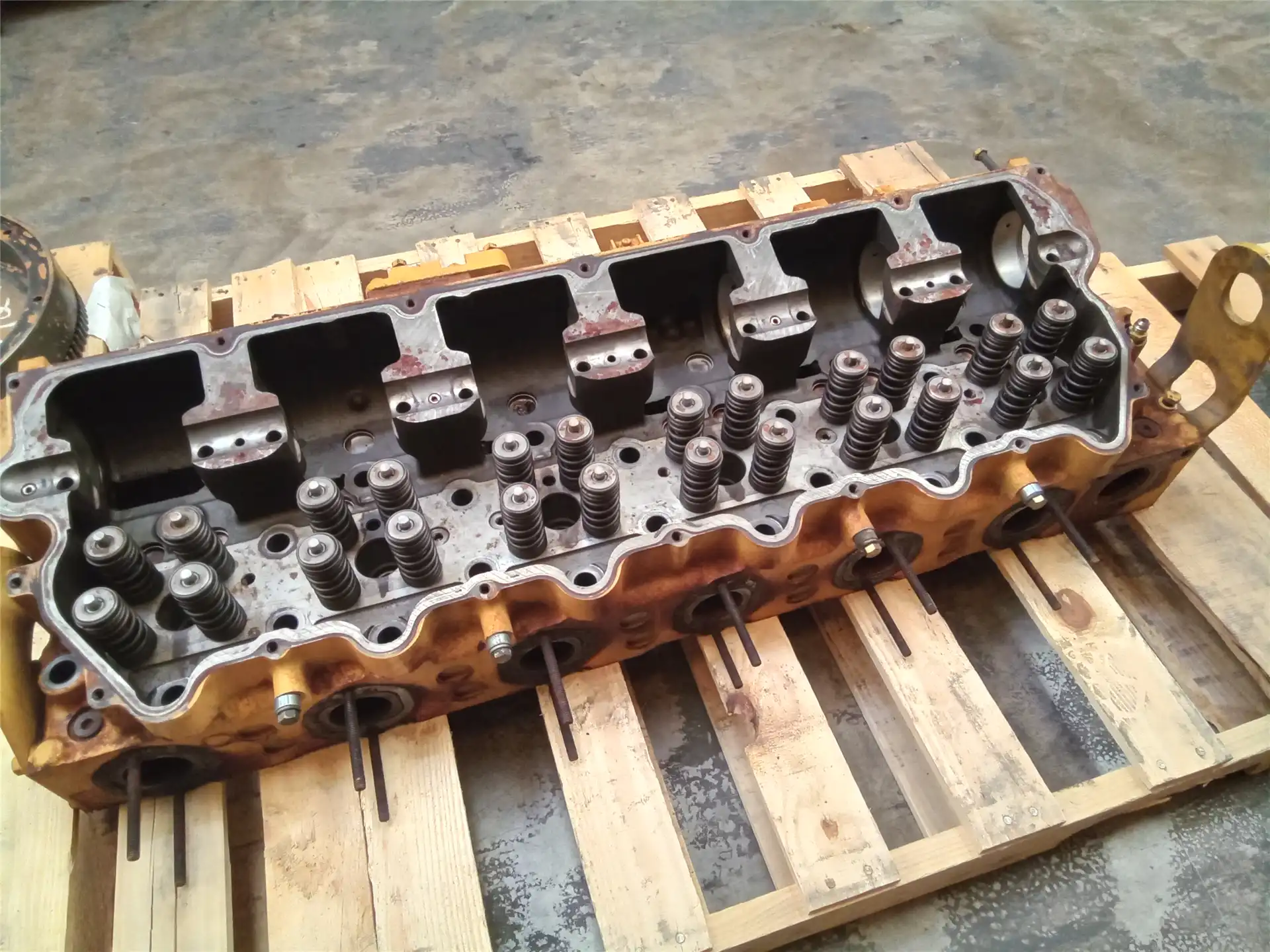 USED CYLINDER HEAD image 2