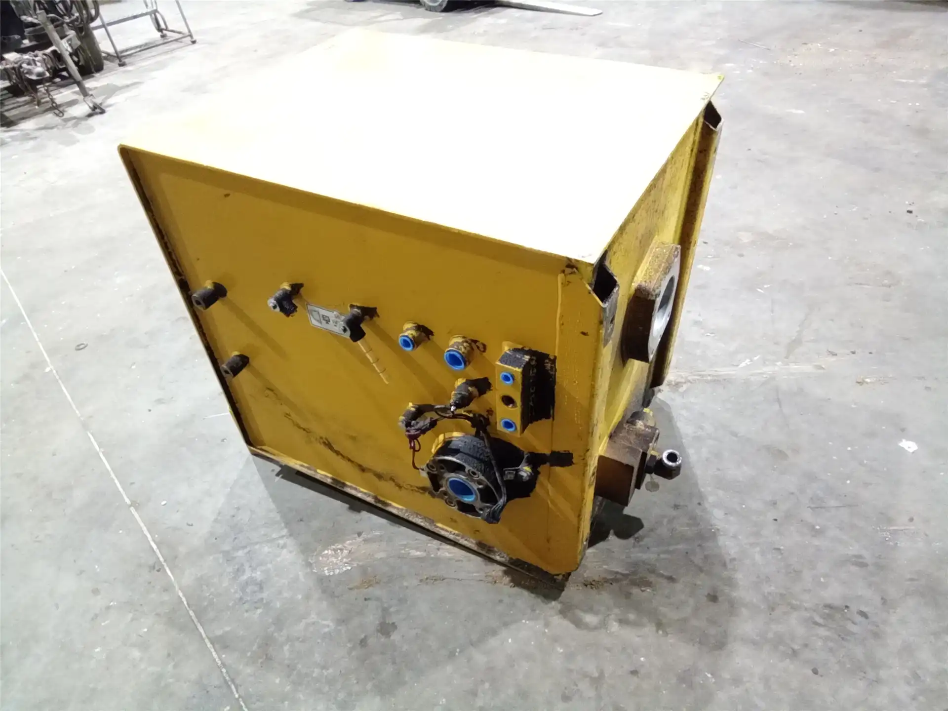 USED HYD TANK image 2