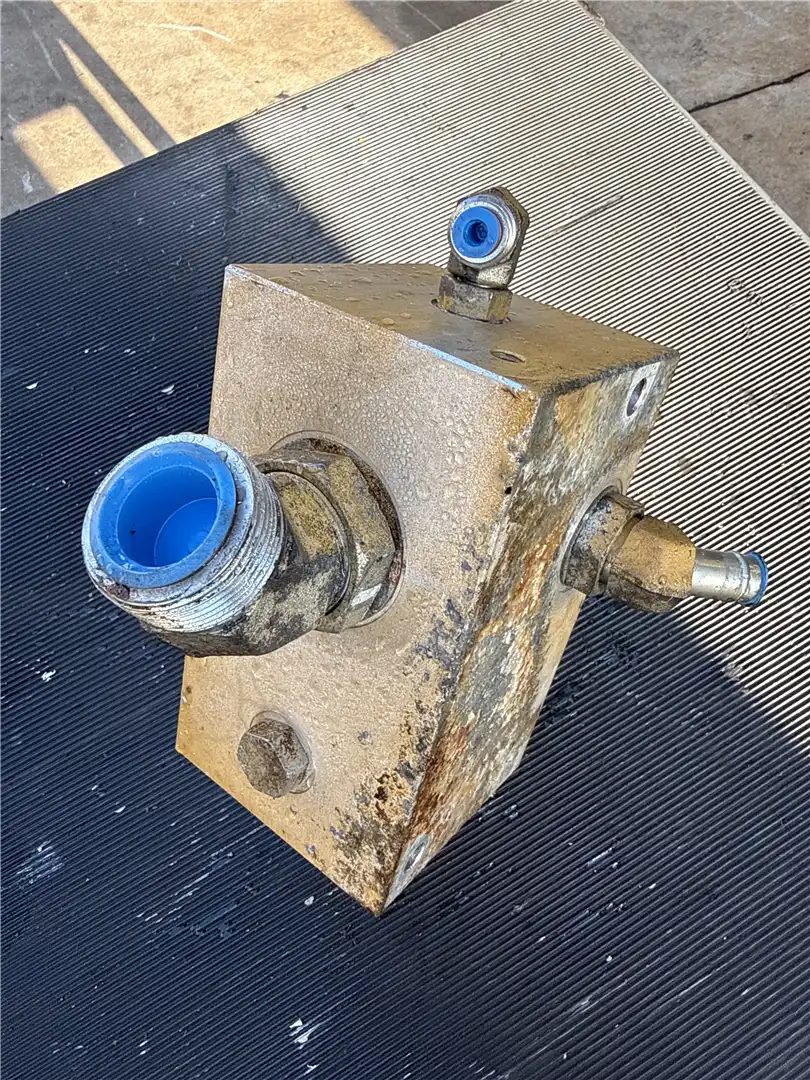 USED MANIFOLD image 2