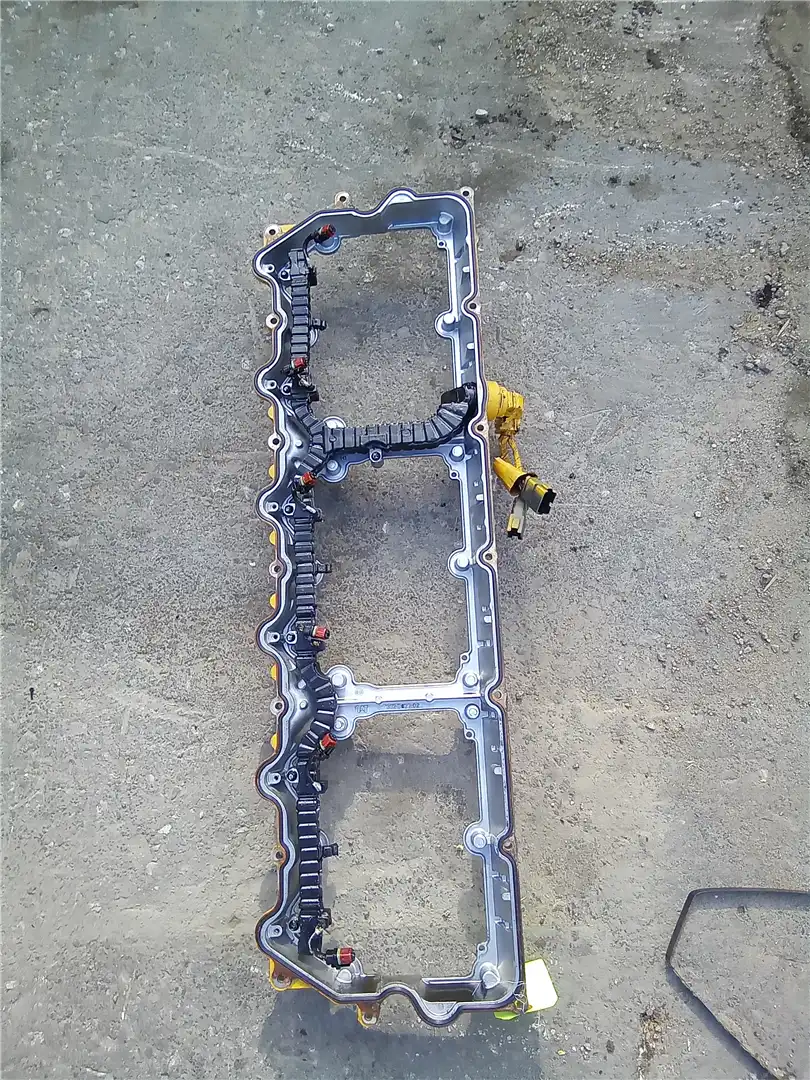 USED VALVE COVER image 2