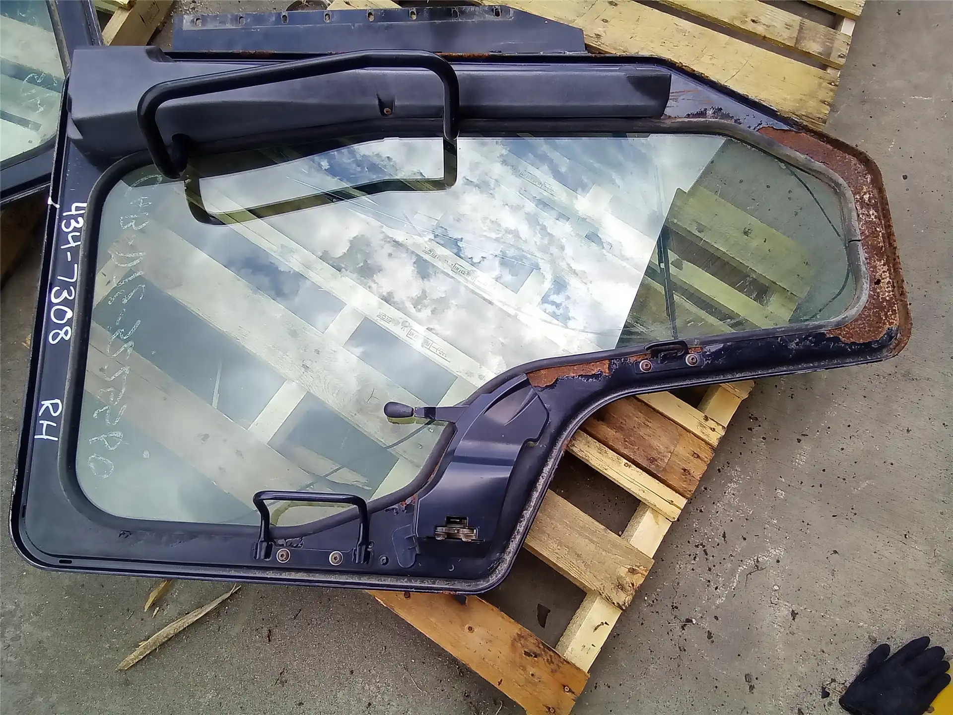 USED RH CAB DOOR image 2