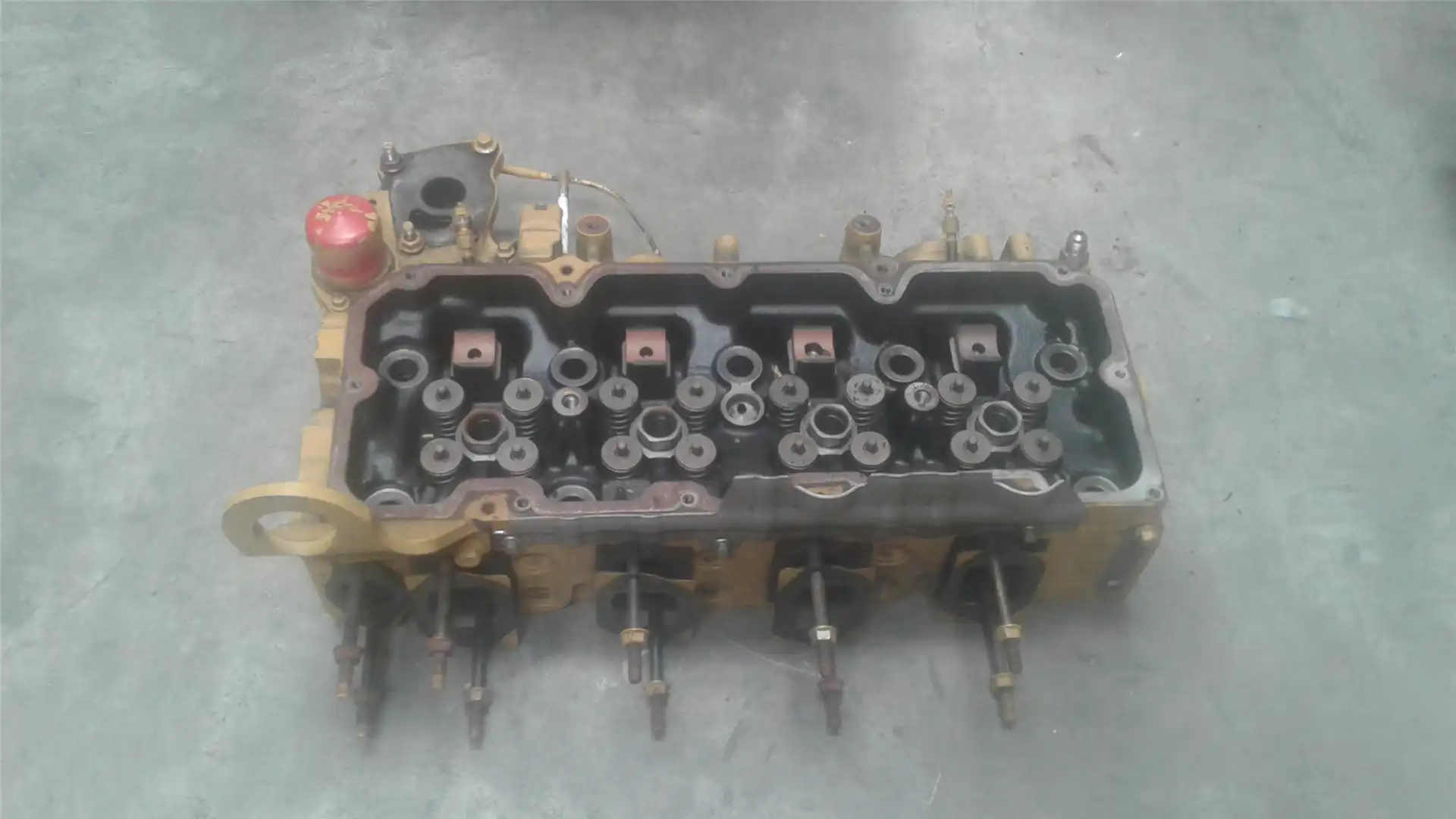 USED CYLINDER HEAD image 2