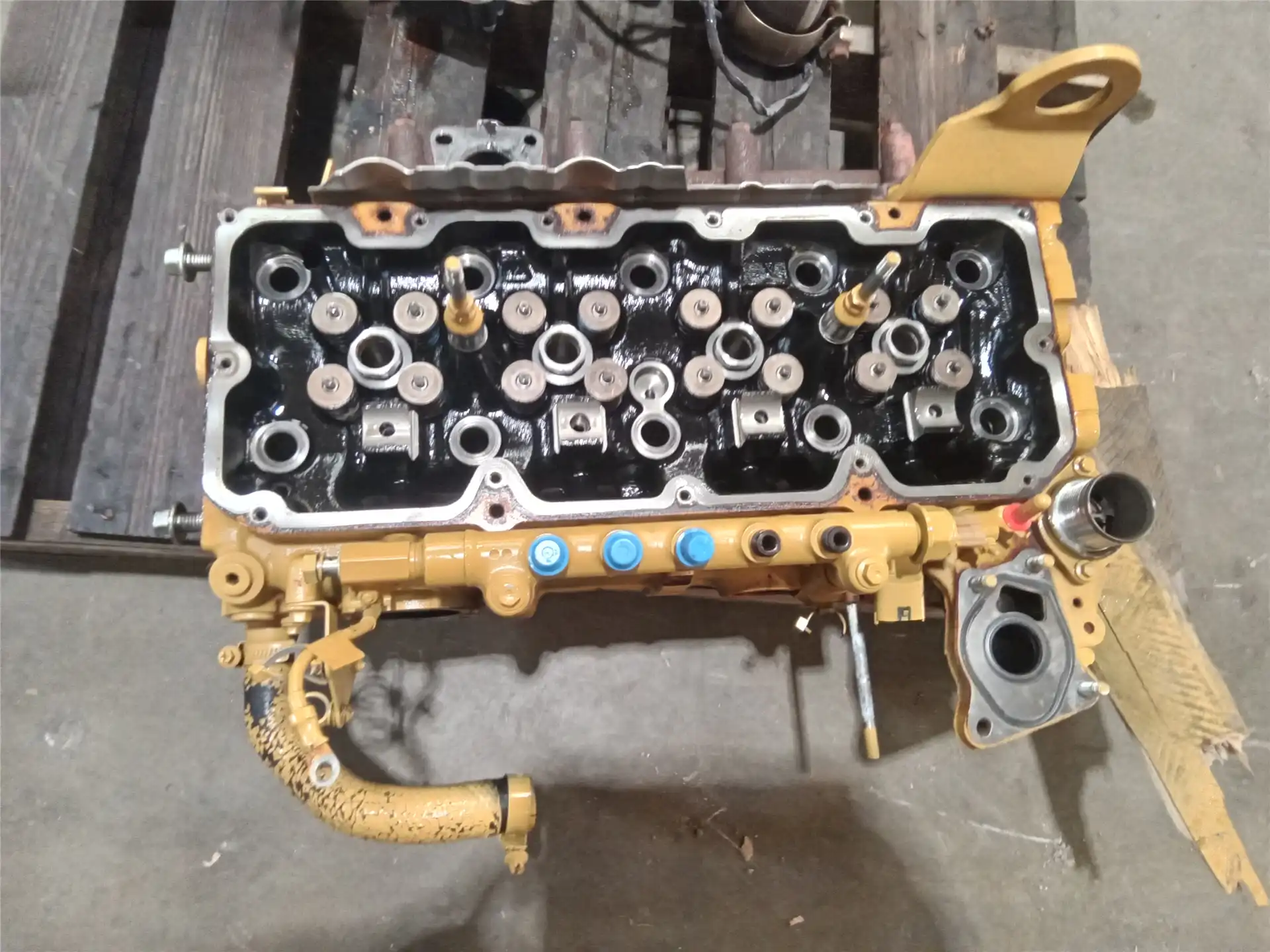 USED CYLINDER HEAD image 3