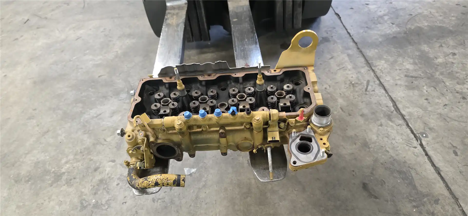 USED CYLINDER HEAD image 2
