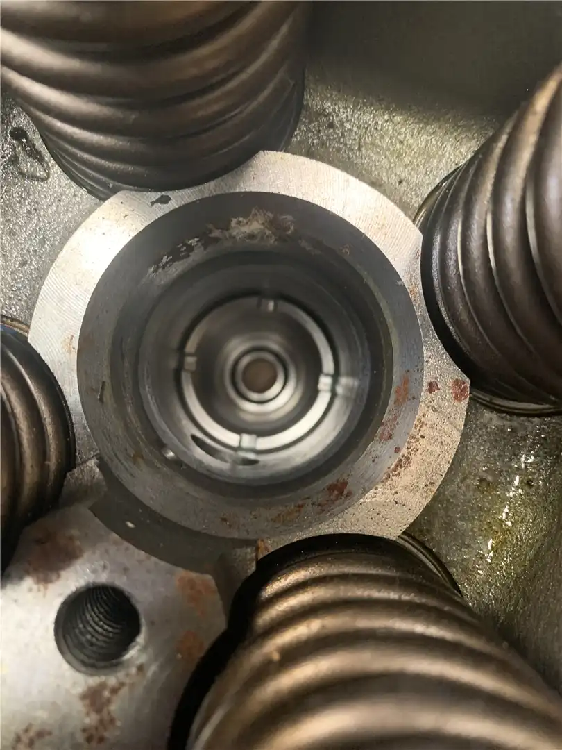 USED CYLINDER HEAD image 4