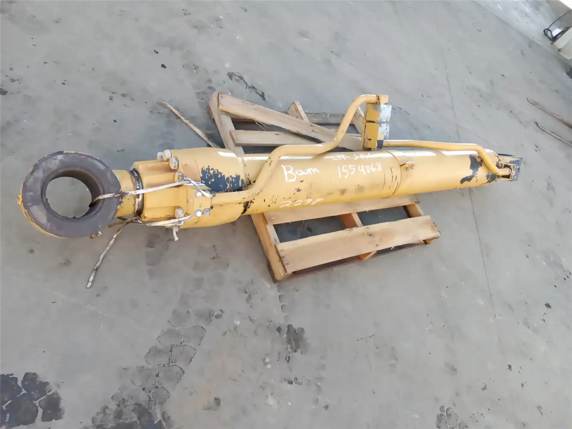USED BOOM CYLINDER image 2