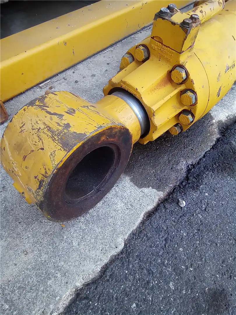 USED BOOM CYLINDER image 5