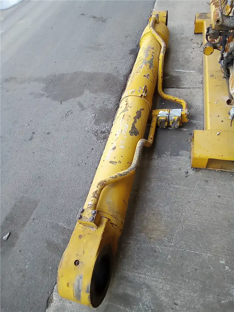 USED BOOM CYLINDER image 2