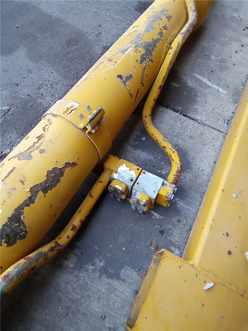 USED BOOM CYLINDER image 3