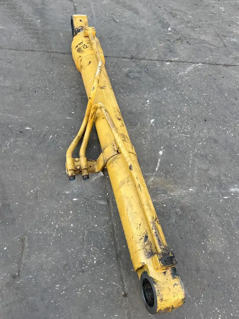 USED RH BOOM CYL image 4