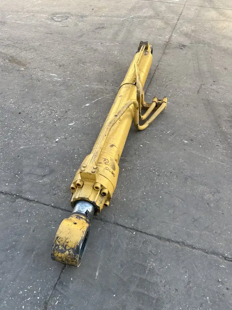 USED RH BOOM CYL image 5