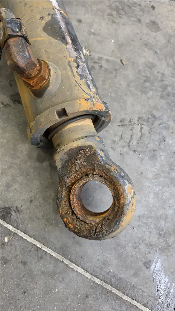 USED HOIST CYL image 2