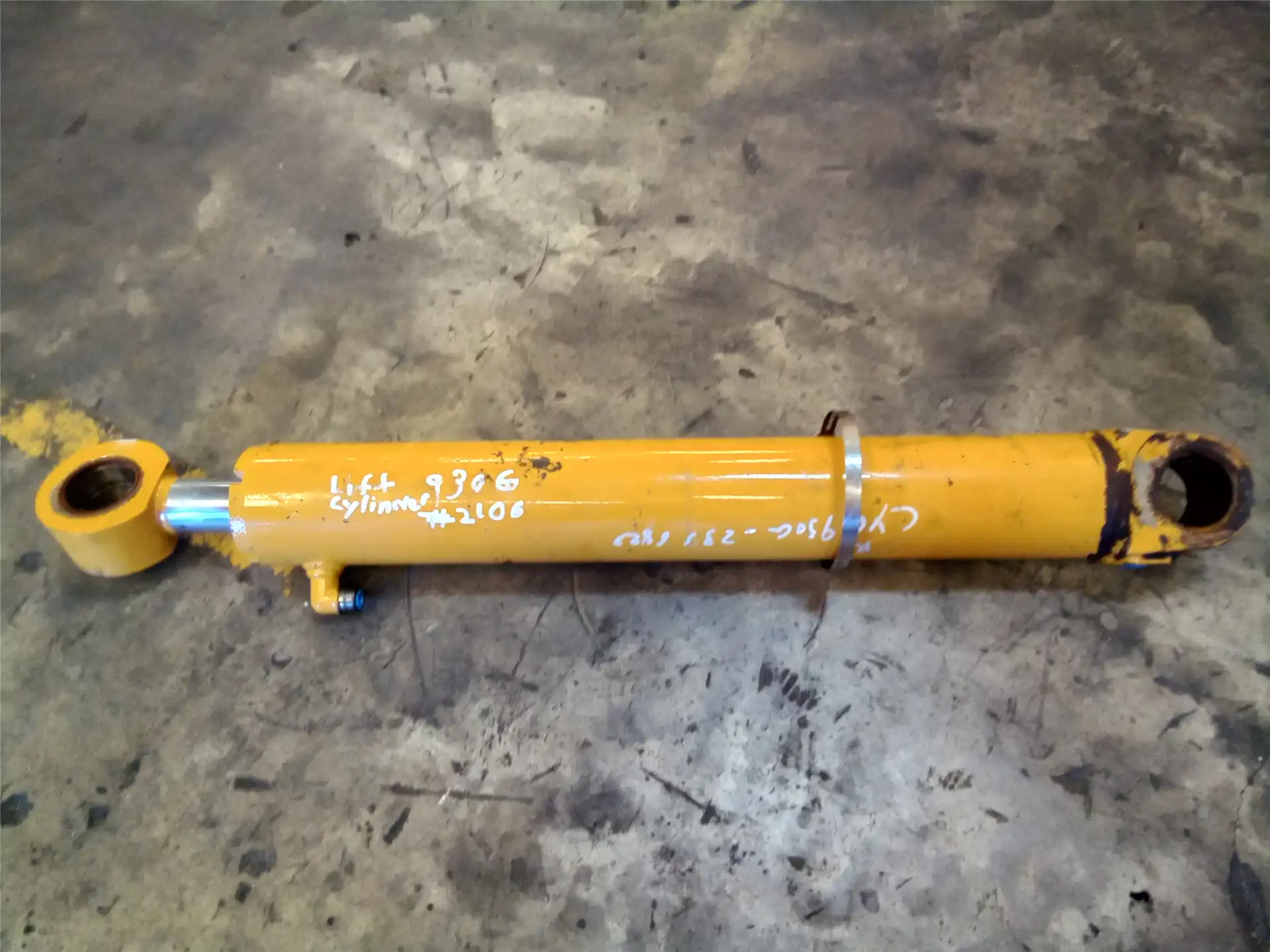 USED LIFT CYLINDER image 2