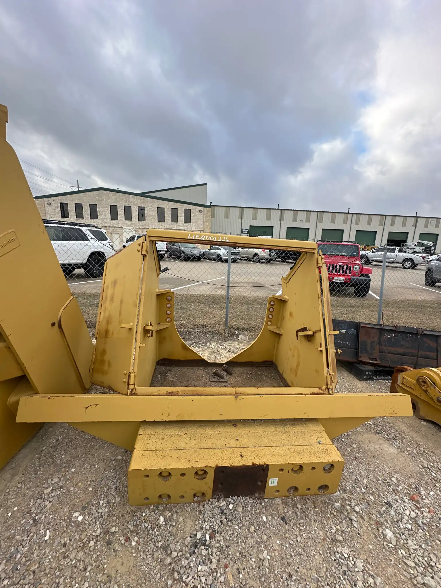 USED D9R/T WAST BOX W/ CLEANERS            MQ image 2