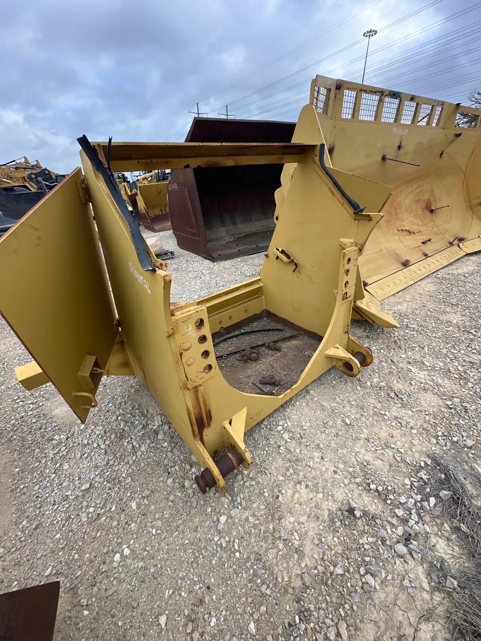 USED D9R/T WAST BOX W/ CLEANERS            MQ image 3