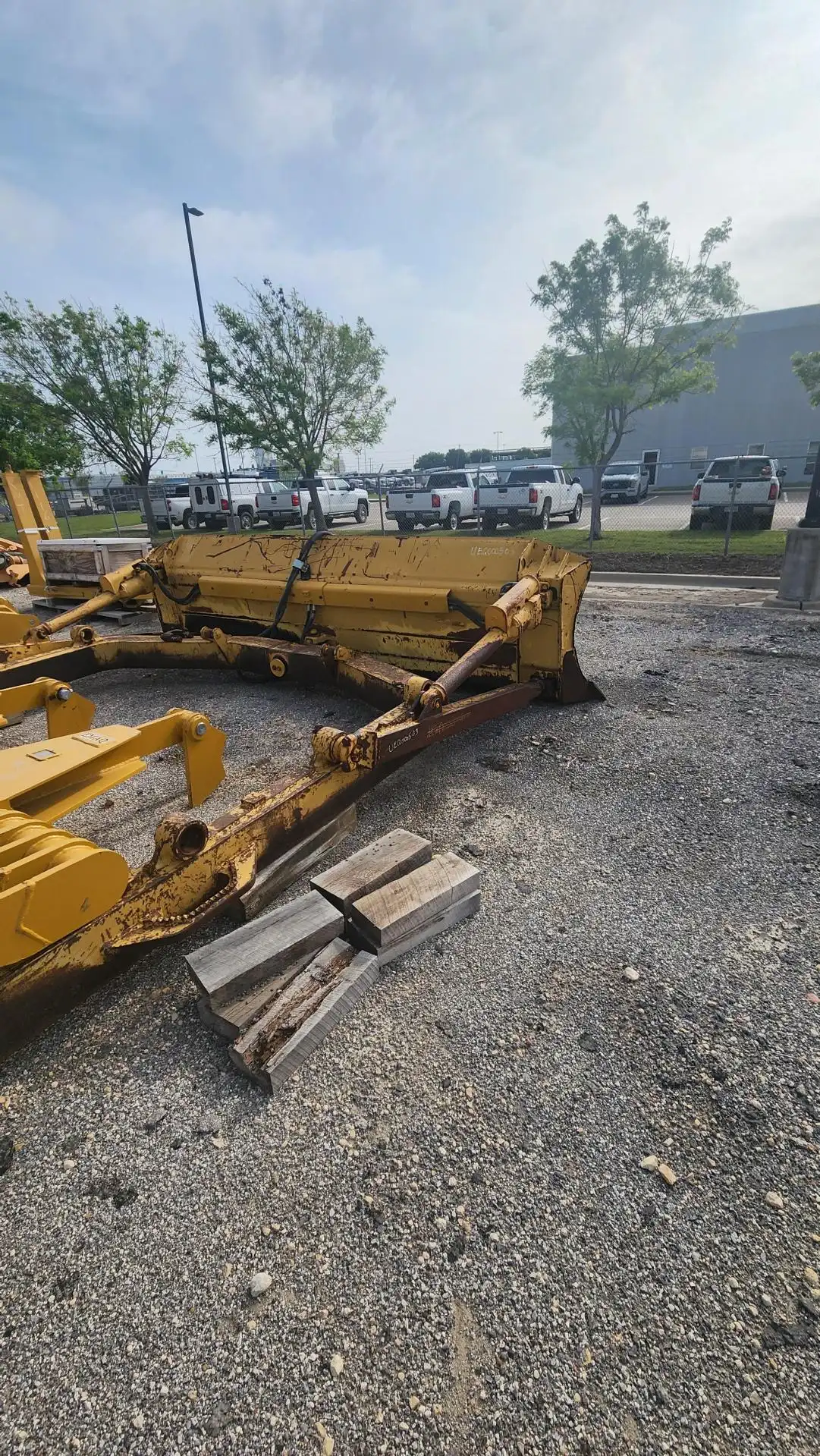 USED D6T XW TWIN TILT ANGLE BLADE - COMPLETE          MQ image 2