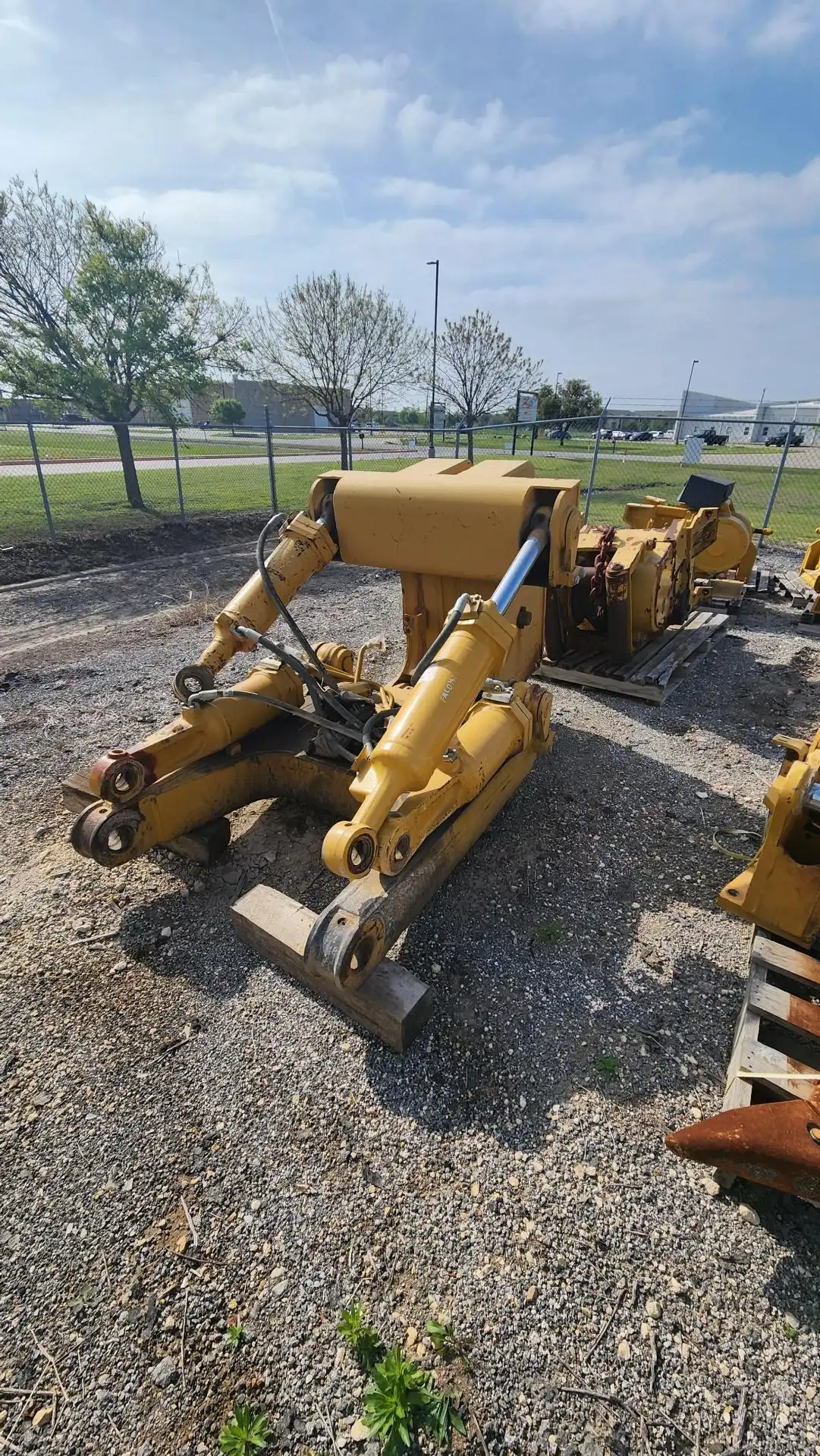 CAT MULTI SHANK RIPPER FOR D8T BLH image 2