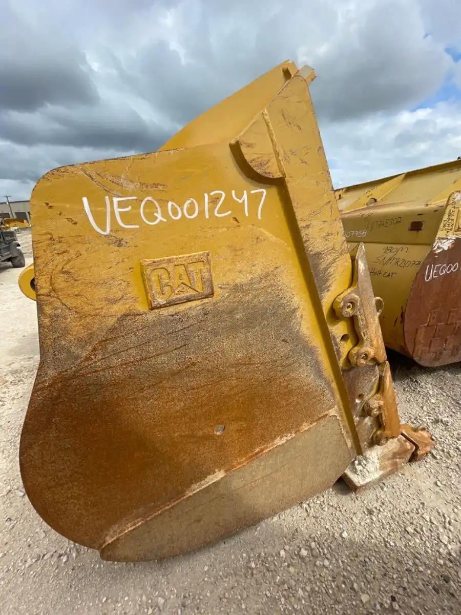 SLIGHTLY USED 988K ROCK BUCKET (323 HRS) P/N 4989992 10 YRDS            MQ image 2