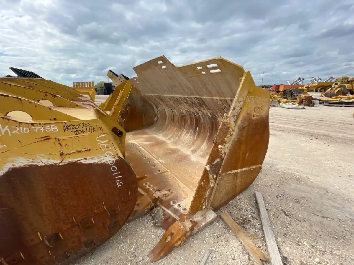 SLIGHTLY USED 988K ROCK BUCKET (323 HRS) P/N 4989992 10 YRDS            MQ image 10