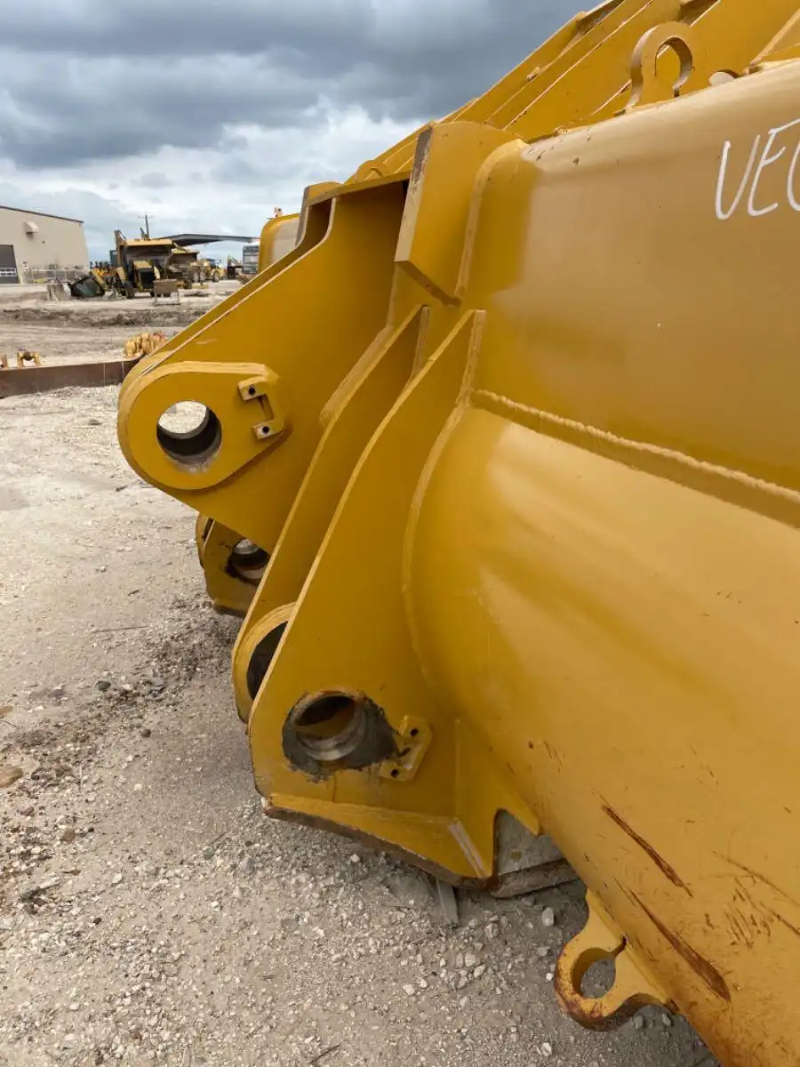 SLIGHTLY USED 988K ROCK BUCKET (323 HRS) P/N 4989992 10 YRDS            MQ image 9