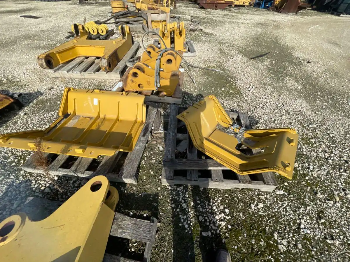 CAT D8T ACTUATOR WASTE BELLY PAN KWK  BLH image 4
